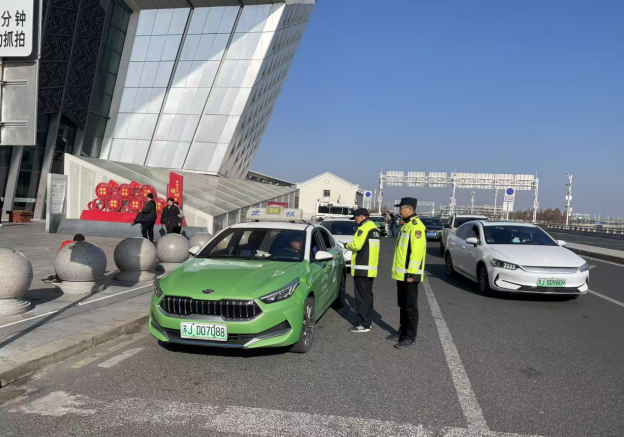 盐城交通执法全力守护群众新春出行“最美一公里” 盐城交通执法全力守护群众新春出行“最美一公里”