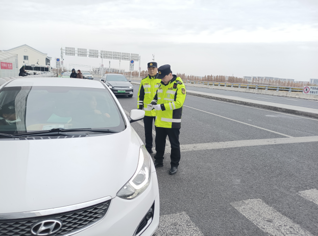 盐城交通执法全力守护群众新春出行“最美一公里” 盐城交通执法全力守护群众新春出行“最美一公里”