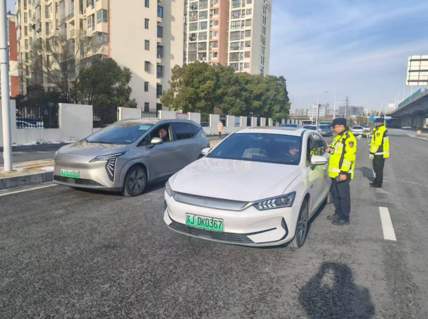 盐城交通执法全力守护群众新春出行“最美一公里” 