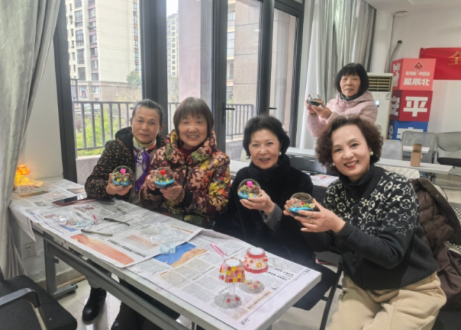 苏州园区星辰北社区开展多肉苔藓微景观DIY活动 苏州园区星辰北社区开展多肉苔藓微景观DIY活动