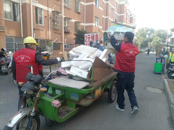 清理车库杂物,苏州园区金苑社区倡导垃圾分类新风尚 清理车库杂物,苏州园区金苑社区倡导垃圾分类新风尚