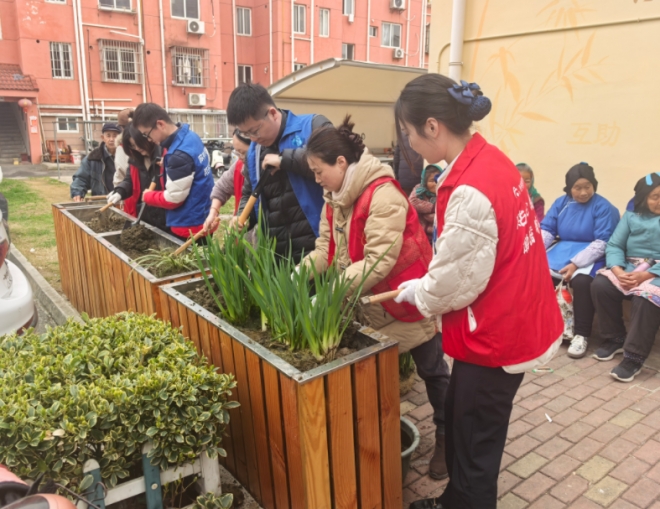 苏州园区吴淞社区：春风十里学雷锋 携手植绿美家园