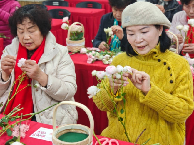 苏州园区锦溪北社区：巧手学插花 喜迎三八节