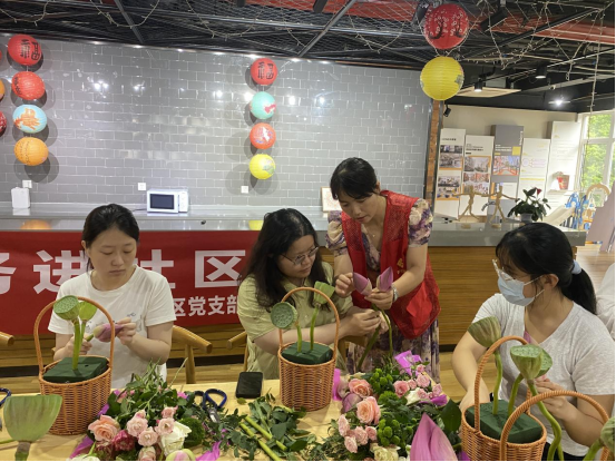 “花漾巾帼 情暖社区”，苏州园区阳浦路社区开展“三八”妇女节插花活动