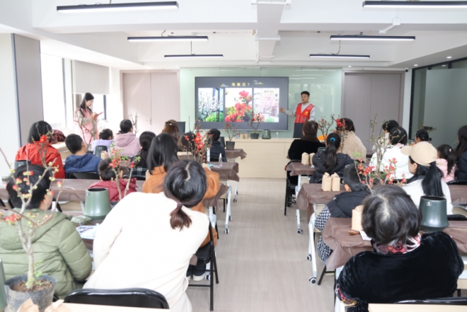 苏州园区西洛巷社区举办亲子盆栽种植活动