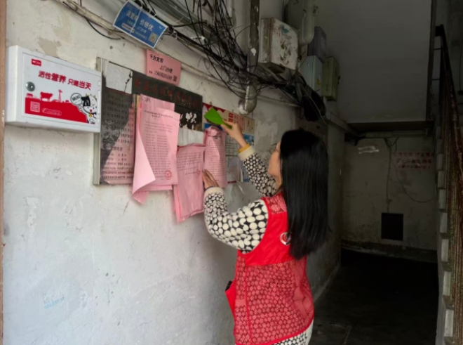 苏州园区新盛花园开展洁“净家园日”暨小广告专项铲除活动