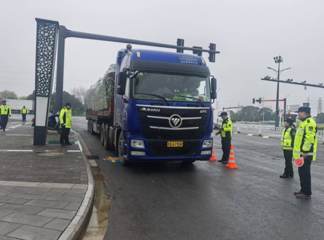 江苏省盐城市交通执法“柔性+体验+联合”开展超限治理 江苏省盐城市交通执法“柔性+体验+联合”开展超限治理