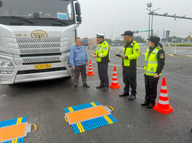 江苏省盐城市交通执法“柔性+体验+联合”开展超限治理 江苏省盐城市交通执法“柔性+体验+联合”开展超限治理