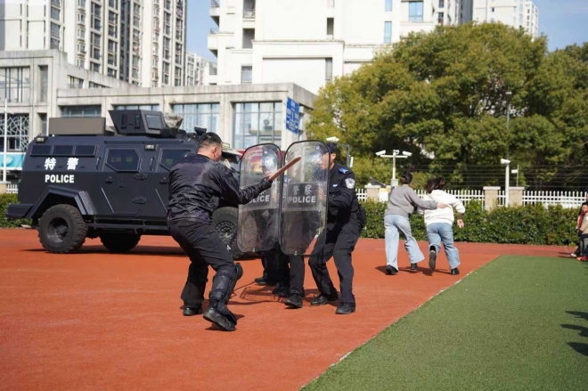 春“警”进校园,这场安全课有点“燃” 春“警”进校园,这场安全课有点“燃”