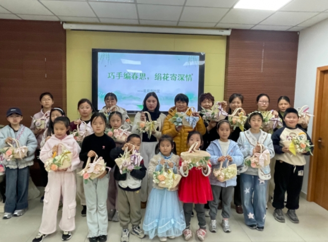 苏州园区星辰南社区开展“巧手编春思，绢花寄深情”主题活动