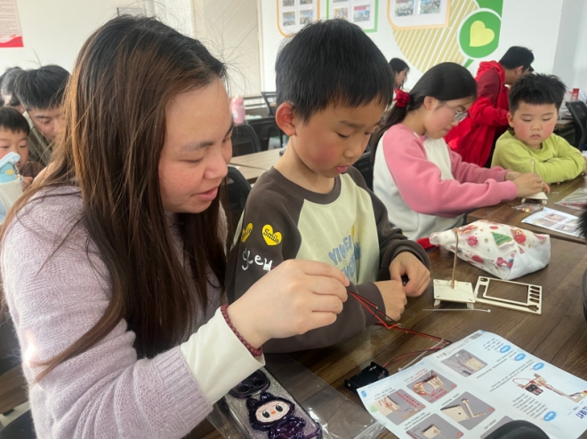 苏州园区吴淞社区:巧手制作红绿灯 科普赋能伴成长 苏州园区吴淞社区:巧手制作红绿灯 科普赋能伴成长