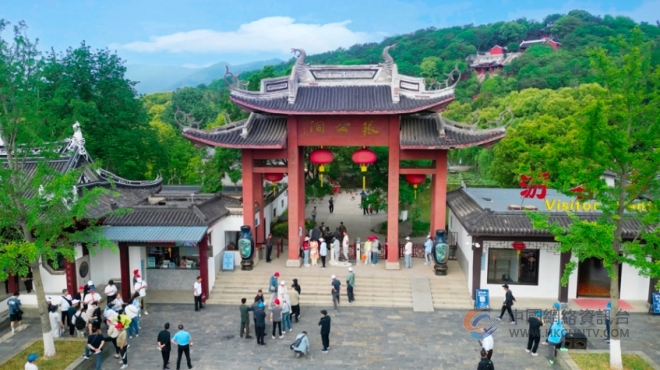 火爆全国的吕婆婆斗舞空降张公洞