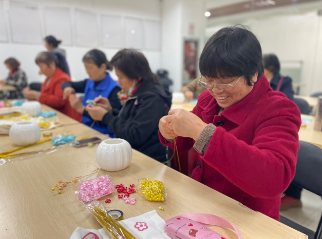苏州园区锦溪南社区开展“指尖传韵，幸福花开”主题手工活动