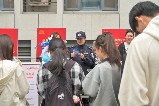 沉浸式体验“安全集市”,这堂国家安全教育课“活”了起来! 沉浸式体验“安全集市”,这堂国家安全教育课“活”了起来!