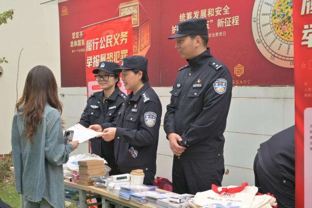 沉浸式体验“安全集市”,这堂国家安全教育课“活”了起来! 沉浸式体验“安全集市”,这堂国家安全教育课“活”了起来!