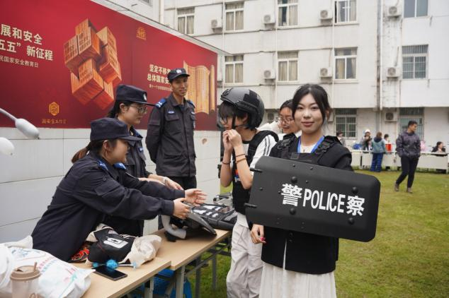 沉浸式体验“安全集市”,这堂国家安全教育课“活”了起来! 沉浸式体验“安全集市”,这堂国家安全教育课“活”了起来!