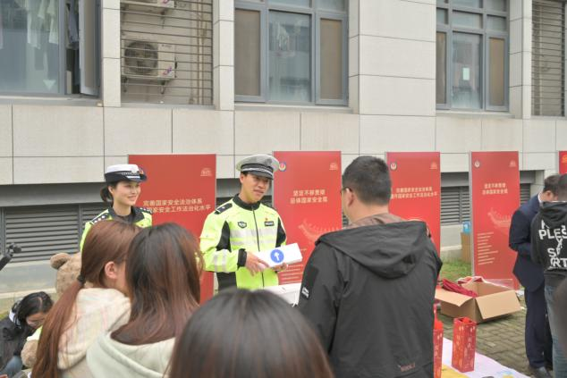 沉浸式体验“安全集市”,这堂国家安全教育课“活”了起来! 沉浸式体验“安全集市”,这堂国家安全教育课“活”了起来!