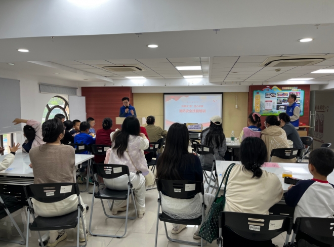 寓教于乐筑牢安全防线，苏州园区菁华社区开展趣味消防体验 