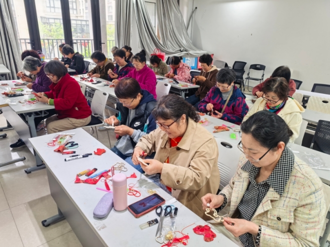 苏州园区星辰北社区开展“祥马踏春 锦绣传情”马年宋锦风铃制作活动