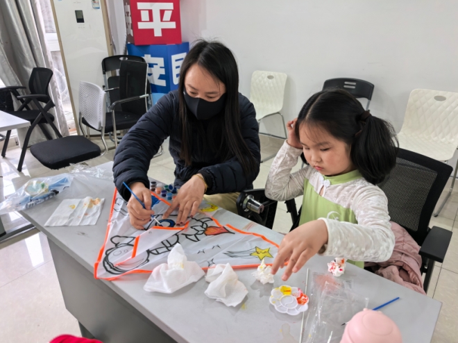 苏州园区星辰北社区开展“赴春约 话成长”手绘风筝亲子活动