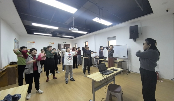 苏州园区钟南社区：拍八虚通经络 强体魄享安康