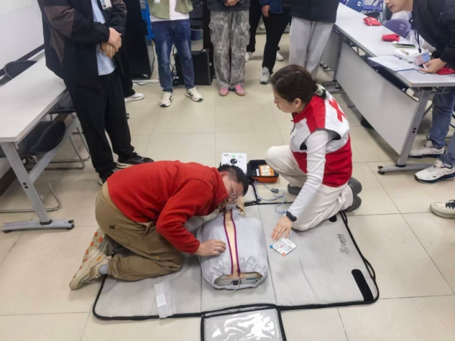 苏州园区西洛巷社区开展“社企携手传急救 持证守护你我他”安全急救培训活动