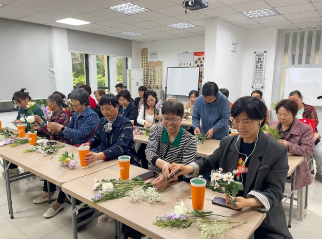 苏州园区星辰南社区开展“‘花’点时间、‘杯’加甜蜜”母亲节主题活动 苏州园区星辰南社区开展“‘花’点时间、‘杯’加甜蜜”母亲节主题活动