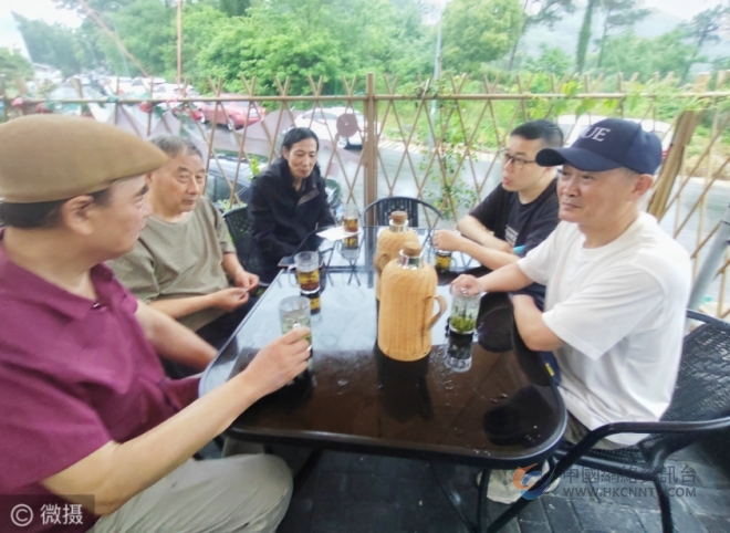 尧歌雅集:老艺术家山野品茗,以笔墨礼赞乡村蝶变 尧歌雅集:老艺术家山野品茗,以笔墨礼赞乡村蝶变