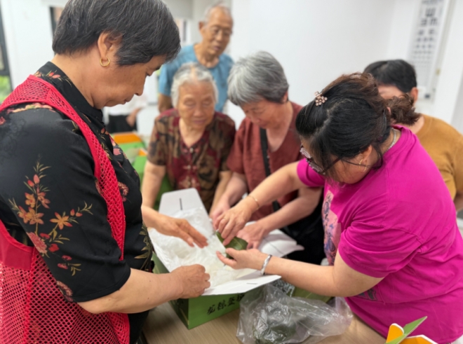 苏州园区星辰南社区开展“乐在其‘粽’ 共享安康”主题活动 苏州园区星辰南社区开展“乐在其‘粽’ 共享安康”主题活动