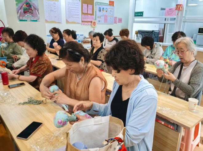 苏州园区钟南社区：巧手制艾锤 端午寄安康