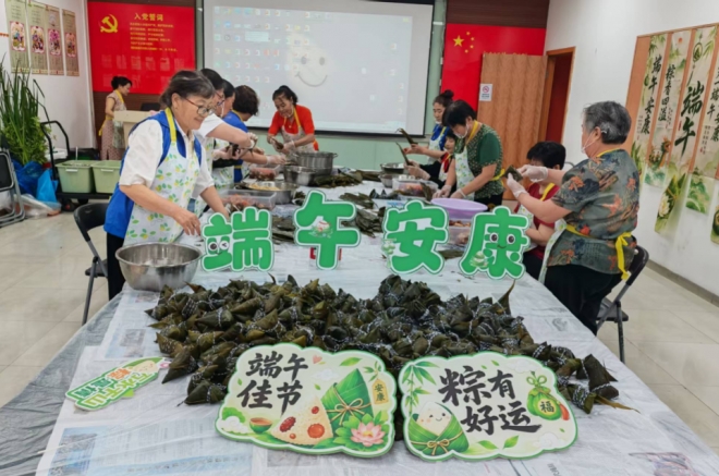 苏州园区汀兰社区:邻里包粽迎佳节 党群携手送安康 苏州园区汀兰社区:邻里包粽迎佳节 党群携手送安康
