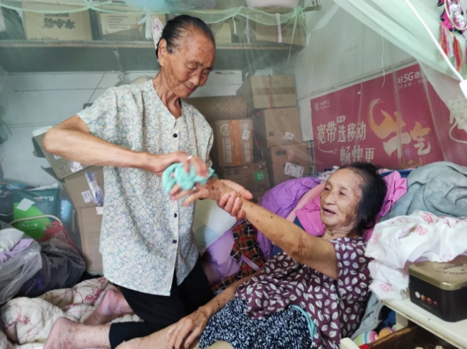 八旬邻里情深,苏州园区胜浦老人数年照料瘫痪邻居 八旬邻里情深,苏州园区胜浦老人数年照料瘫痪邻居