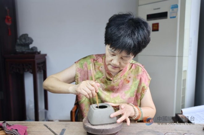 赵敏芳:钟情紫砂,一辈子做好一件事 赵敏芳:钟情紫砂,一辈子做好一件事