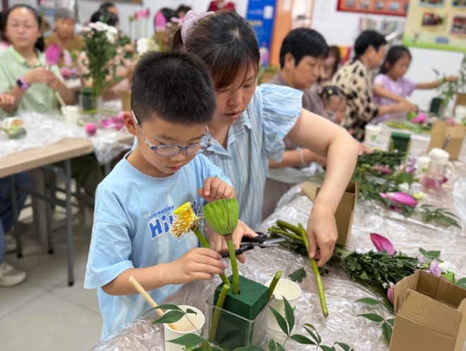 苏州园区星辰南社区开展“荷风雅韵润心田，藕香花语品江南”主题活动