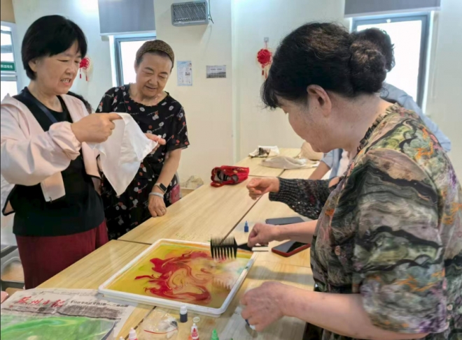 苏州园区钟南社区:巧手拓丝巾 非遗暖夕阳 苏州园区钟南社区:巧手拓丝巾 非遗暖夕阳