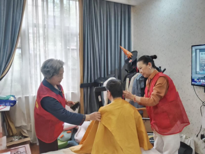 “敲开一扇门 温暖一颗心”,苏州园区星辰北社区“敲门行动”为卧床居民上门义剪 “敲开一扇门 温暖一颗心”,苏州园区星辰北社区“敲门行动”为卧床居民上门义剪