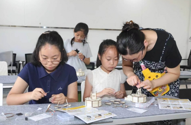 “追光逐日”,苏州园区星辰北社区开展太阳能旋转雷达制作体验活动 “追光逐日”,苏州园区星辰北社区开展太阳能旋转雷达制作体验活动