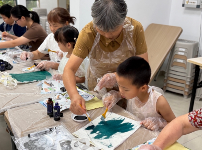 苏州园区星辰南社区开展“蓝晒印迹承古韵,阳光绘梦润童心”主题活动 苏州园区星辰南社区开展“蓝晒印迹承古韵,阳光绘梦润童心”主题活动