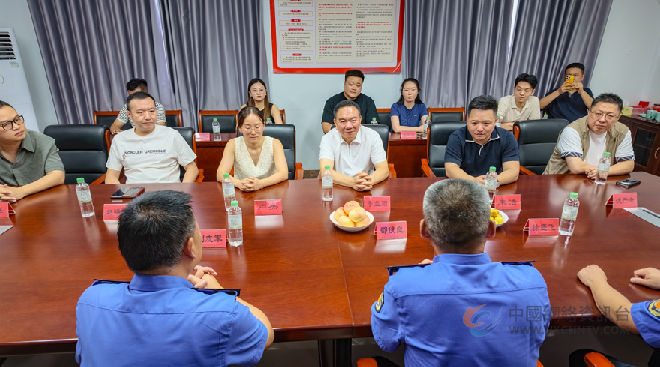 季益顺携宜兴青促会青年代表走进丁蜀城管送清凉