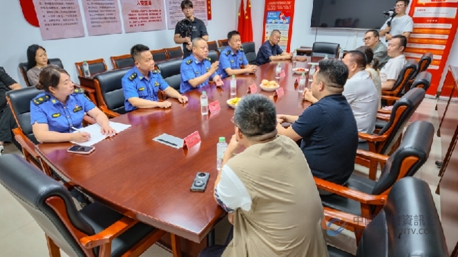 季益顺携宜兴青促会青年代表走进丁蜀城管送清凉