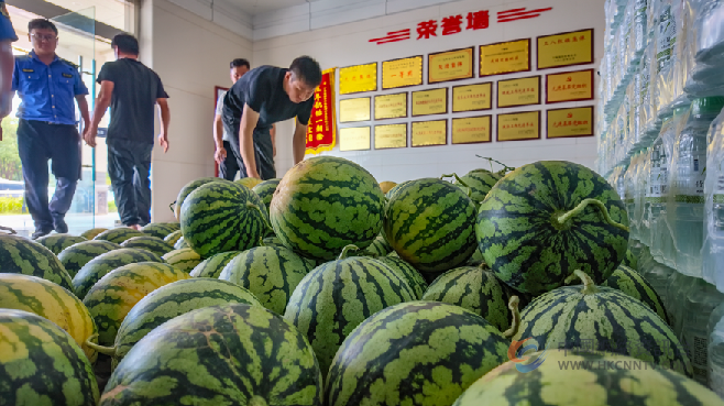季益顺携宜兴青促会青年代表走进丁蜀城管送清凉