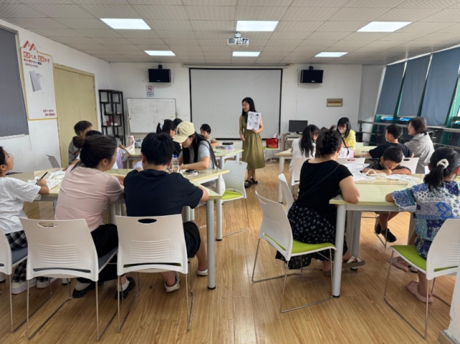 苏州园区浪花苑社区：守护蔚蓝海洋 科普彩绘帆布包