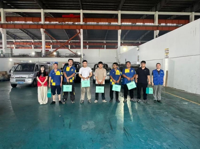 苏州园区阳浦路社区走访快递站点，为新业态劳动者送上夏日清凉关怀