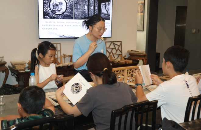巷陌寻雅探花窗,锦灰堆韵绘江南!苏州园区西洛巷社区开展花窗博物馆研学活动 巷陌寻雅探花窗,锦灰堆韵绘江南!苏州园区西洛巷社区开展花窗博物馆研学活动