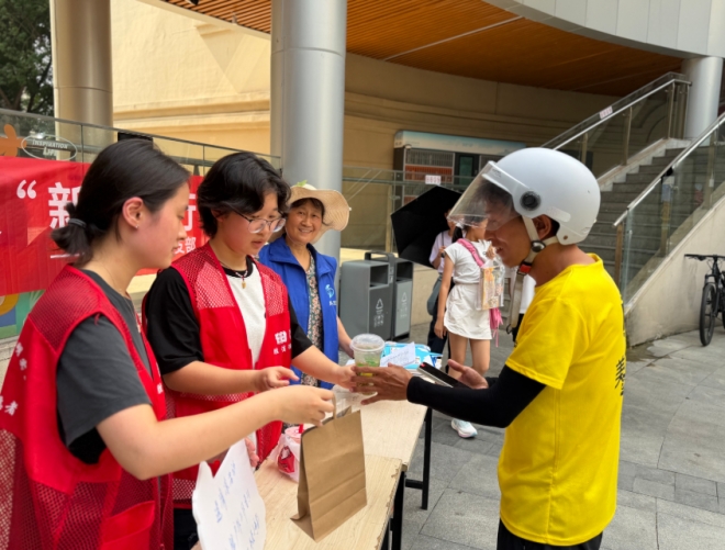 “清凉送爽 暖‘新’同行”，苏州园区锦溪南社区开展夏日慰问活动