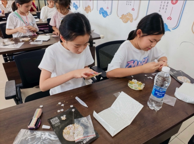 苏州园区金苑社区开展宋锦珍珠镜子非遗手工活动