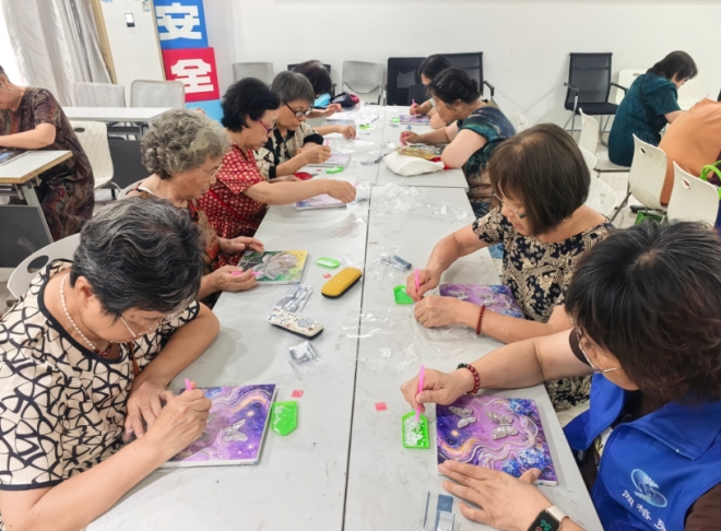 “珠耀银铃 妙手生化”，苏州园区星辰北社区开展手工珍珠贴画活动