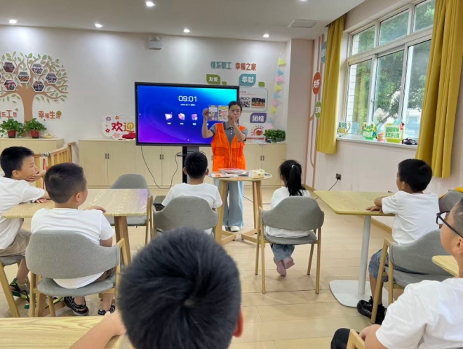 “魔纸电路”点亮科学梦，苏州园区西洛巷社区“小候鸟”暑托班开展趣味科普活动