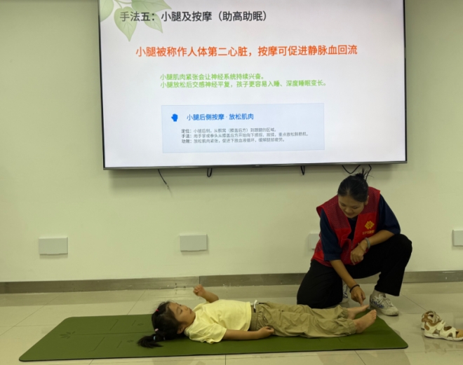 “温柔抚触 以手伴童”，苏州园区菁华社区举办亲子抚触实操教学活动
