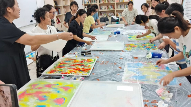 “夏韵拓染・丝语清凉”，苏州园区汀兰社区开展非遗水拓丝巾手作活动